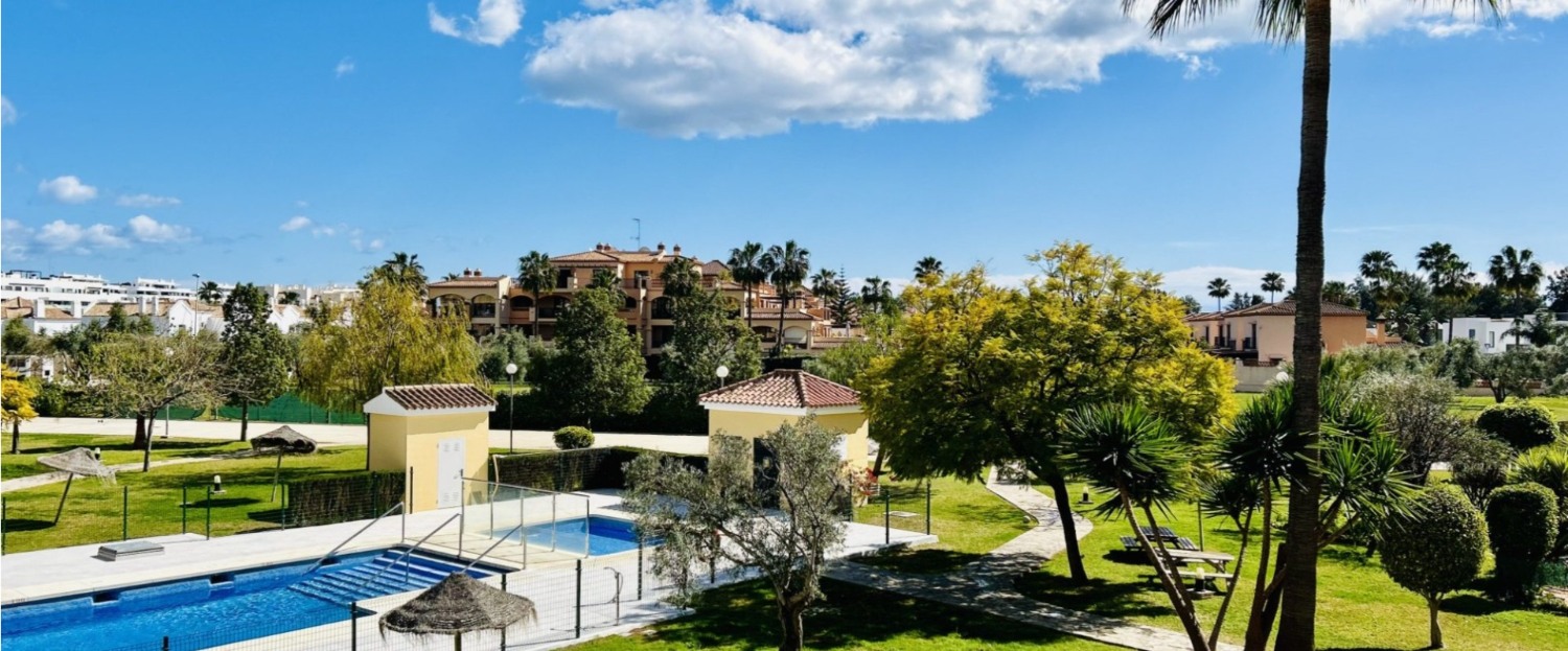 Casas en zona arbolada con piscinas