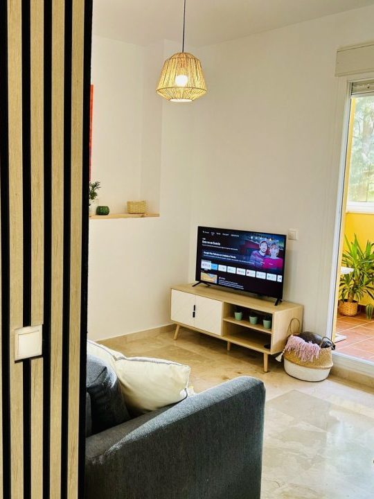 Salón con televisión encendida