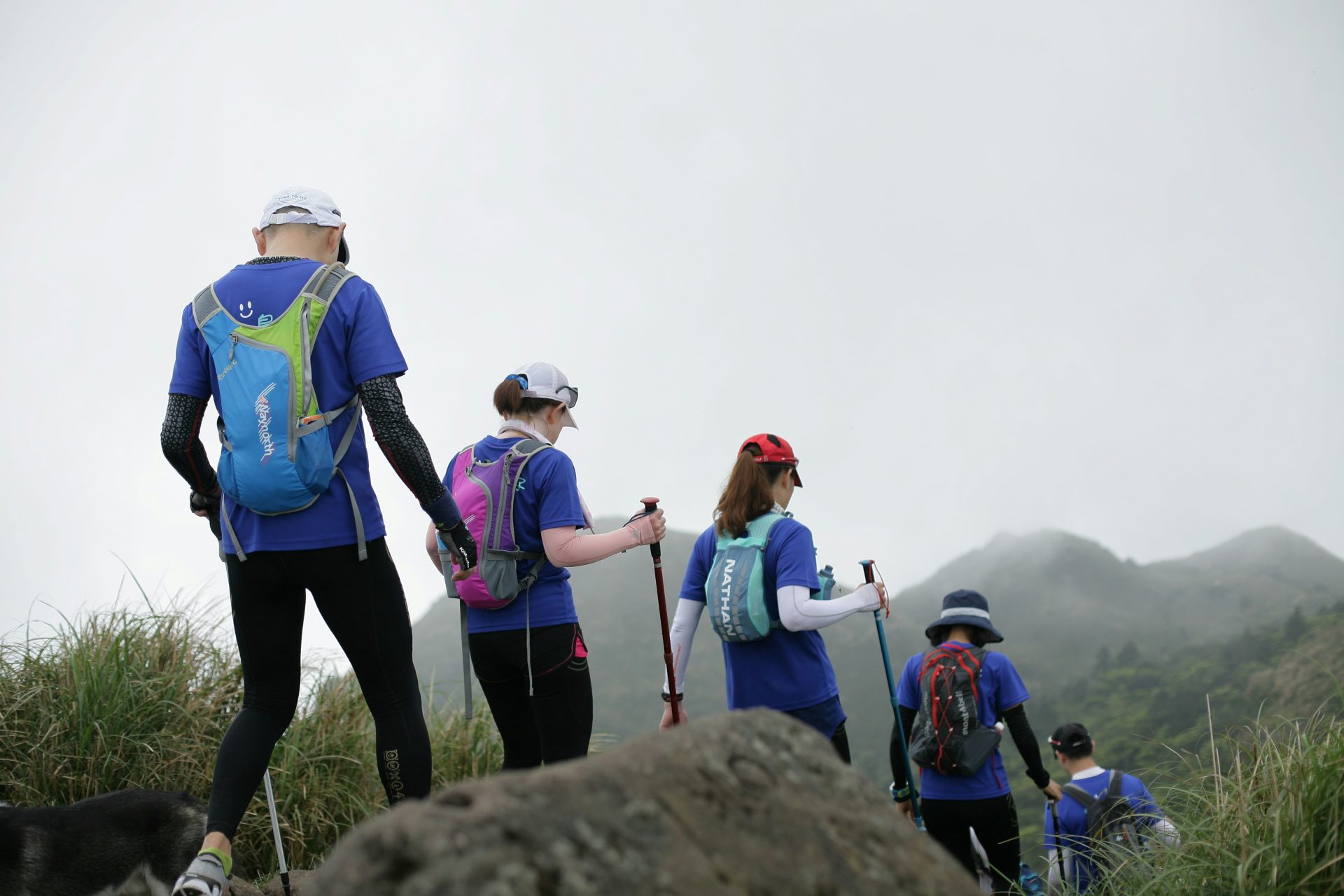Personas haciendo trekking por una montaña